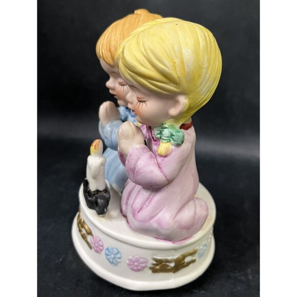 Vtg Boy & Girl Praying by Candle Musical Box Figurine Plays Brahm's Lullab Video - Picture 5 of 9